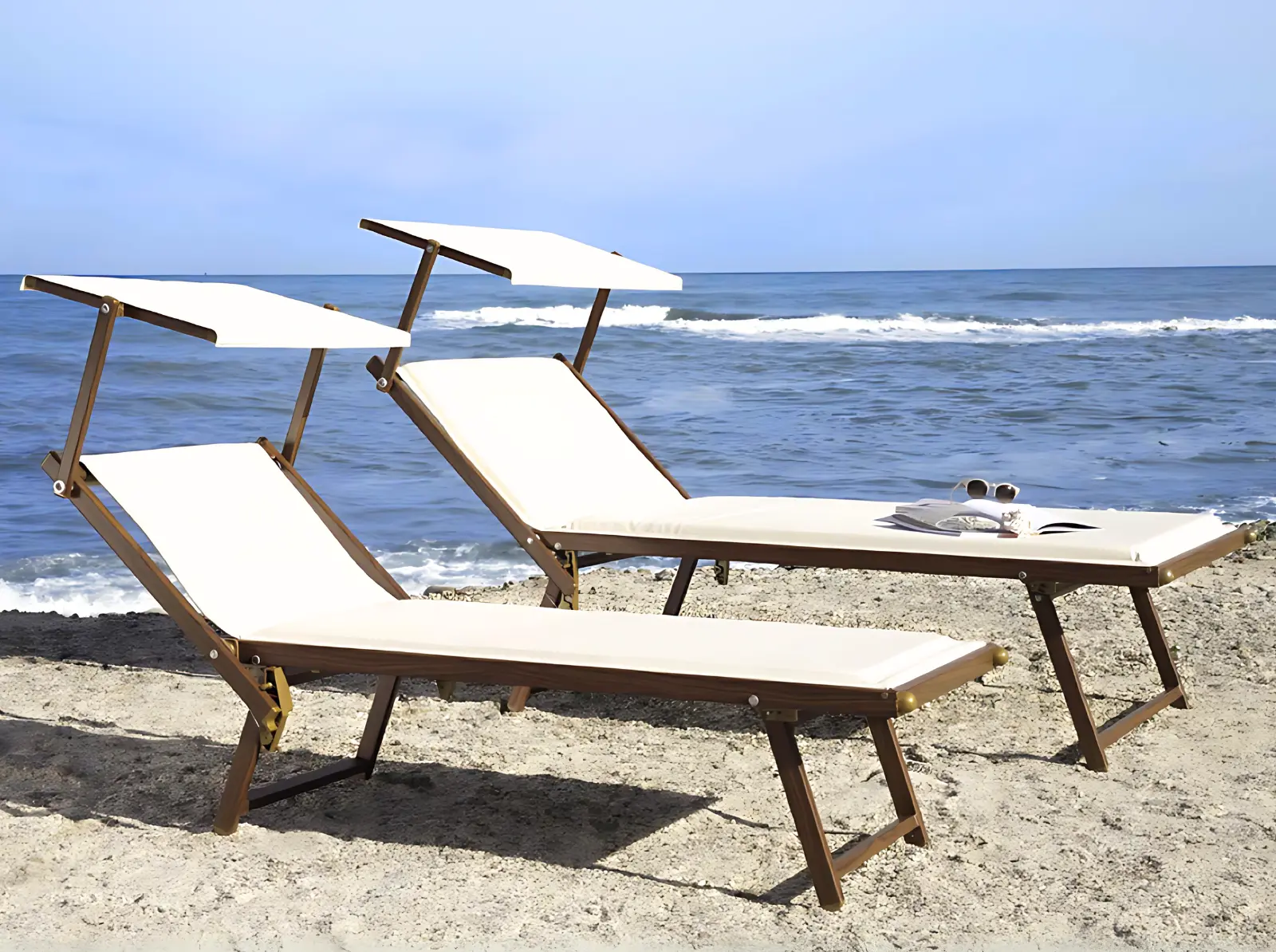 Twee beige ligbedden met zonnekap op het strand – ligbed kopen bij Horeca Projects.